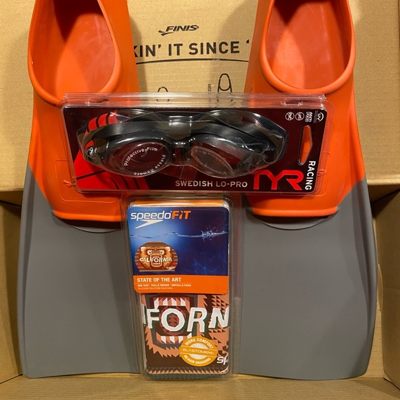 Speedo silicone cap, TYR Swedish low pro goggles and Finis long floating fins - Picture 3 of 9